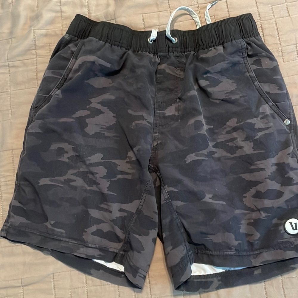 Vuori shorts camo with liner size medium